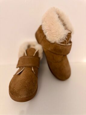Ugg Toddler Nolen Boots, 9 US Faux Fur Lined Suede Boots chestnut Brown Unisex
